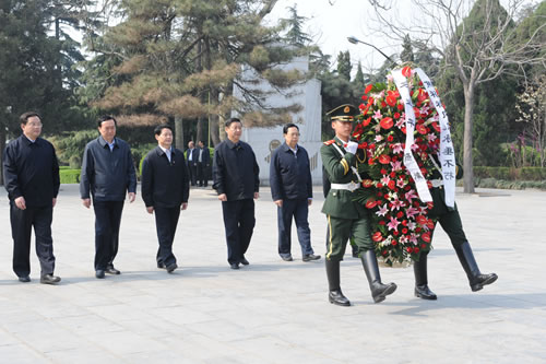 2009年4月1日中共中央政治局常委、国家副主席习近平向焦裕禄烈士墓敬献花篮.JPG