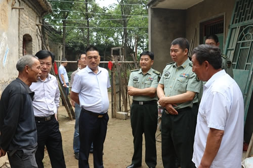 警备区领导深入贫困村实地调研.JPG